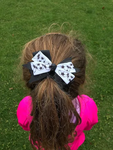 Vista 3 de Sportybella - Juego de accesorios para el cabello de fútbol: adorables impresiones de balón de fútbol en blanco y negro, lazos para el cabello