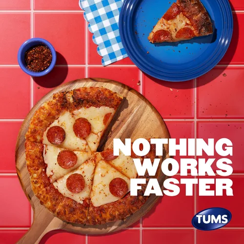 Vista 4 de TUMS Chewy Bites - Tabletas antiácidas para alivio masticable de la acidez estomacal y alivio de la indigestión ácida, bayas surtidas, 60