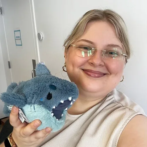 Vista 4 de Squishable - Snugglemi Snackers Megalodon - Colección acuática - 7 pulgadas - Juguete suave coleccionable - Frijoles