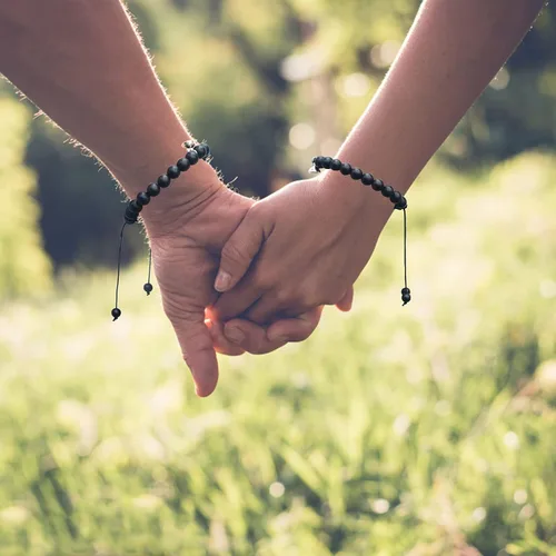 Vista 2 de Reaowazo Juego de pulseras magnéticas a juego para parejas, atracción mutua, cuentas de piedra natural, regalos de joyería para novio, mujeres
