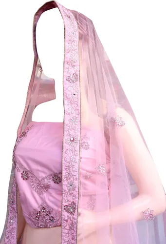 Vista 3 de Lehanga rosa claro y plata con hermosa red Dupatta. El hilo de plata Zari y granate con cristales de Swarovski acentúan la belleza de este regalo