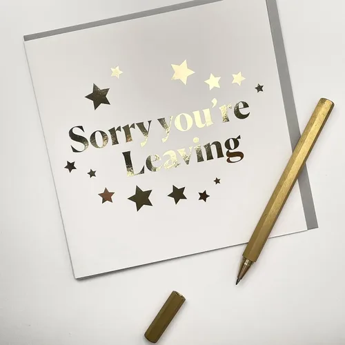 Vista 2 de Old English Co. - Tarjeta con estilo «Sorry You're Leaving» para mujeres y hombres, tarjeta de jubilación para él o ella, tarjeta de salida