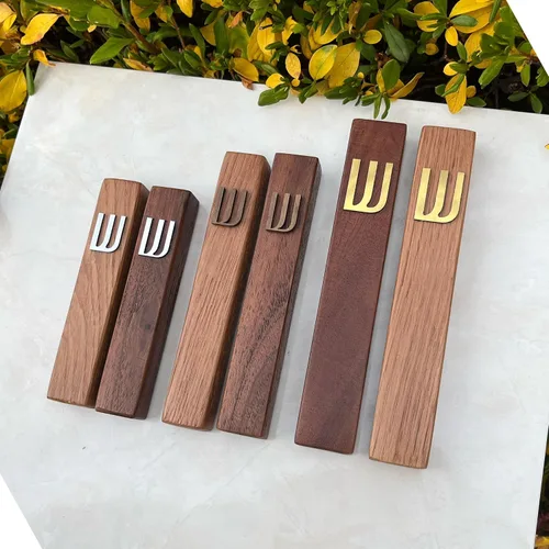 Vista 6 de Funda de madera para mezuzá con pergamino para puerta, diseño moderno/tradicional, fácil de despegar y pegar, funda de mezuzá para el hogar Roble +