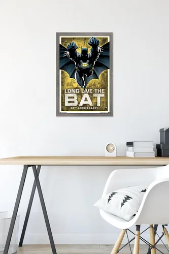 Vista 6 de Trends International DC Comics Batman - Póster de pared del 80 aniversario, 14.725 x 22.375 pulgadas, versión enmarcada de madera de granero Versión
