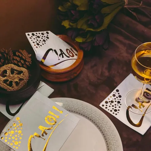 Vista 4 de Servilletas de cóctel blancas y doradas – Servilletas de bebidas de 3 capas de 5 x 5 pulgadas a granel – Diseño único para servilletas de postre