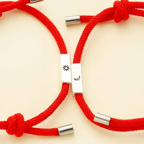 Vista 2 de Dsxnklnd - Juego de 2 pulseras magnéticas de distancia para amantes del sol y la luna, para parejas, amantes de la amistad, joyería de moda, regalo