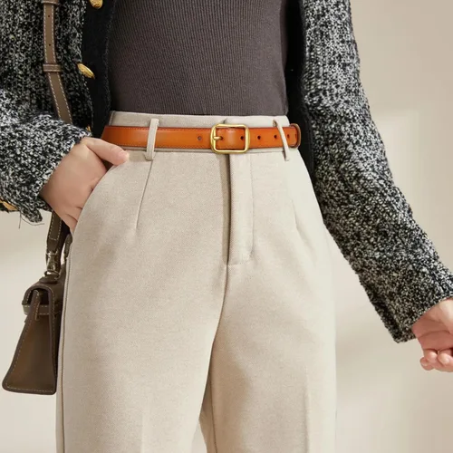 Vista 402 de Cinturón de cuero clásico con hebilla de metal para mujer con vestido de jeans