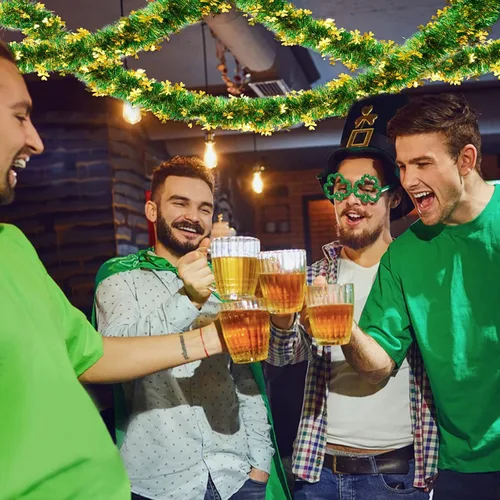 Vista 6 de Guirnalda de oropel de trébol del día de San Patricio de 39.4 pies, 6 unidades, color verde dorado metálico para fiesta irlandesa, hogar, exterior