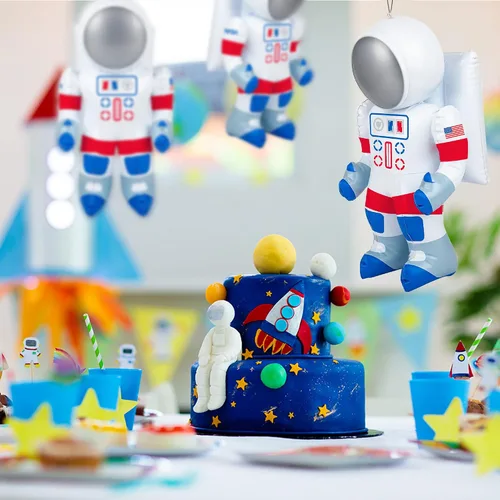 Vista 7 de ArtCreativity Paquete de 2 astronautas inflables de 22 pulgadas con etiqueta para colgar, decoraciones de fiesta temática espacial para eventos