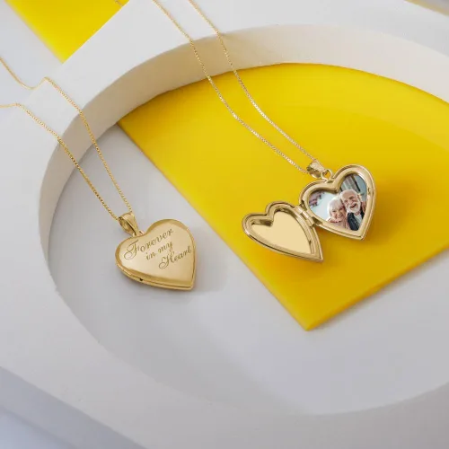 Vista 8 de PicturesOnGold.com Collar con medallón Forever In My Heart para mujer que sostiene fotos en joyería personalizada, regalos para hombres y mujeres