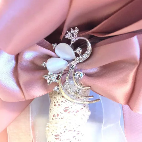Vista 5 de Abbie Home Ramo de novia de lujo, ramo de broche de rosa rosa burdeos decorado con perlas y accesorios de joyería de diamantes de imitación