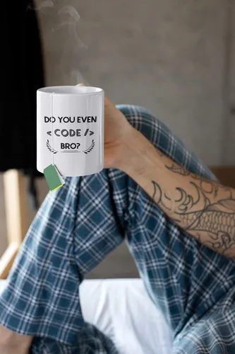 Vista 3 de Regalos de programador de computadora. Taza de café programadora nerd de 11 onzas con texto en inglés "Do You Even Code". Idea de regalo