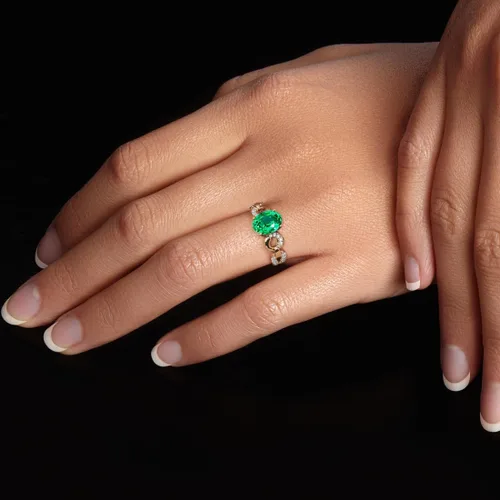 Vista 2 de Peora Anillo enlazado de diamantes cultivados en laboratorio con esmeralda colombiana creada en oro amarillo de 14 quilates, 1.94 quilates en total