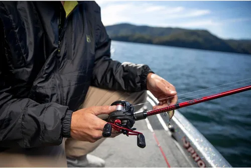 Vista 9 de Combo de carrete de cebo de bajo perfil y caña de pescar Ugly Stik Carbon