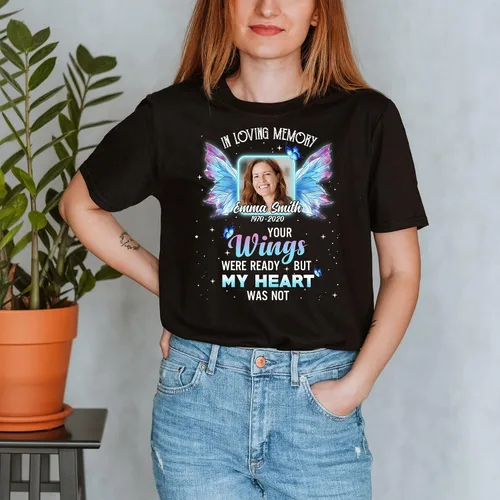 Vista 4 de in Loving Memory Family Loss - Camiseta de regalo conmemorativa personalizada para carga de fotos, camiseta R.I.P., Rest in Peace, camiseta