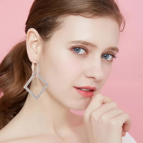 Vista 9 de KISZU Aretes de aro dorados plateados para mujer, delicados aretes colgantes cuadrados de diamantes de imitación de cristal para niñas, juego