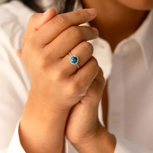 Vista 2 de PEORA Anillo de topacio azul Londres para mujer, oro blanco de 14 quilates con topacio blanco, piedra natal de piedras preciosas auténticas