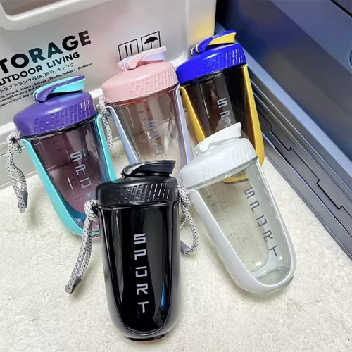 Vista 4 de Botella agitadora de proteínas de 20 onzas, botellas deportivas para mezclas de proteínas con batidora, botella mezcladora, taza agitadora portátil