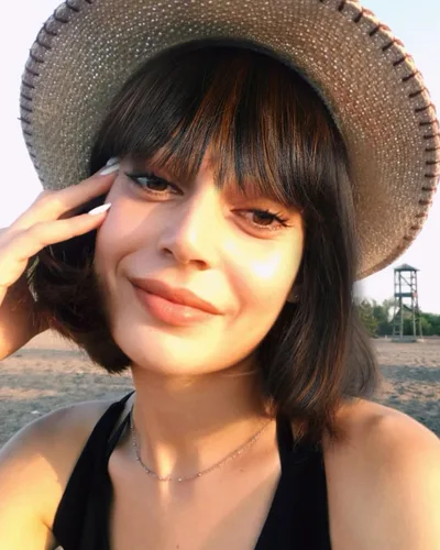 Vista 8 de YYHR Peluca corta estilo Bob con flequillo de 10 pulgadas, pelucas de cabello sintético lacio Yaki claro, pelucas cortas de corte Bob negro con 1b