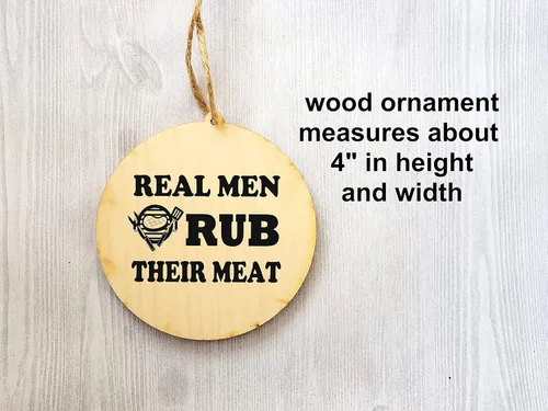 Vista 2 de Regalo divertido para hombre y hombre, adorno de madera de Navidad para hombres reales con diseño original hecho a mano