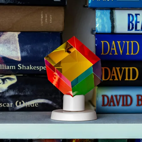 Vista 8 de Twiddler Toys Color Mixing Cube with Display Stand – 2 Inch (50mm) Cyan, Yellow, & Magenta Acrylic Prism Optical Physics Desk Decor – Satisfying