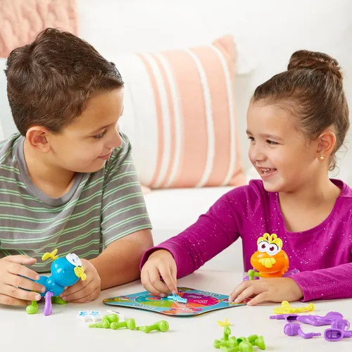 Vista 2 de Hasbro Gaming Cootie - Juego de construcción de insectos para mezclar y combinar 2 a 4 jugadores Juegos de mesa fáciles de preescolar Regalos
