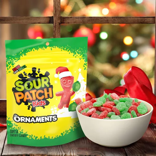 Vista 7 de SOUR PATCH KIDS Adorno de dulces navideños, bolsas de 12-10 onzas