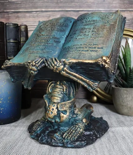 Vista 9 de Ebros Gift Alquimia gótica Esqueleto de la maldición del hombre muerto Esclavo sosteniendo una bruja veneno libro de hechizos de manzana en su