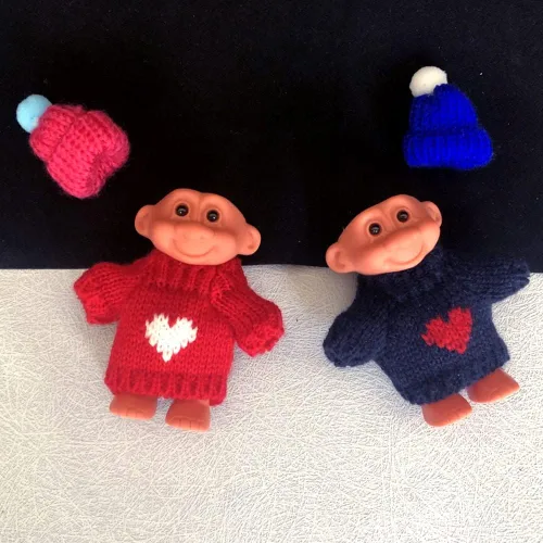 Vista 3 de Paquete de 2 fundas porta encendedor de muñecas Troll lindas de silicona, bolsa protectora divertida para mini muñecas con suéter y sombrero