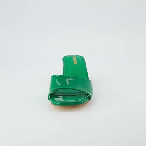 Vista 3 de CUSHIONAIRE Sandalias de vestir Taboo de una banda para mujer con espuma viscoelástica y anchos disponibles