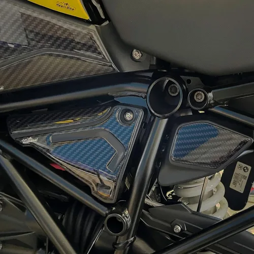 Vista 5 de Resin Bike Adhesivos 3D para motocicleta compatibles con BMW R 1250 GS - GS Adventure 2021-2024. Protección lateral de la caja de aire contra