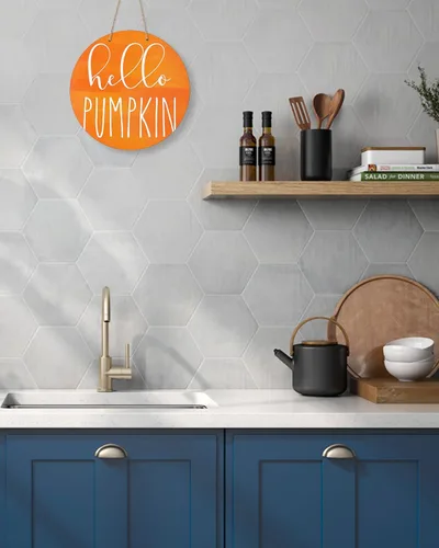 Vista 5 de Letrero de bienvenida de temporada para puerta delantera, con texto en inglés "Hello Pumpkin Orange Fall Action", coronas redondas de madera