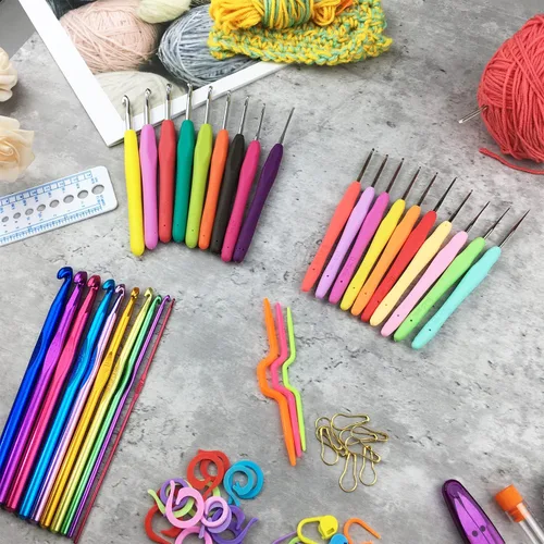 Vista 5 de Juego de 100 ganchos de ganchillo en estuche con mango ergonómico de agarre suave, hilo para tejer, agujas de tejer, kit de accesorios para agujas
