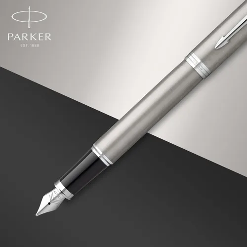 Vista 4 de PARKER IM - Estilográfica, de acero inoxidable con detalles cromados, trazo fino con cartucho de tinta azul caja de regalo