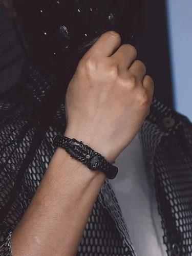 Vista 2 de Bandmax Pulsera trenzada de cuero negro para hombre con colgante gótico punk, pulsera de cuero con hebilla de acero inoxidable, paquete de regalo