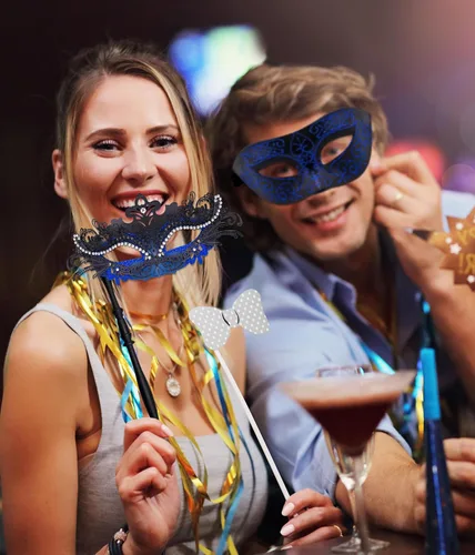 Vista 7 de SIQUK Máscaras de máscaras para parejas con palo, máscara veneciana de metal en un palo, máscara de disfraz de Halloween, máscara de Mardi Gras