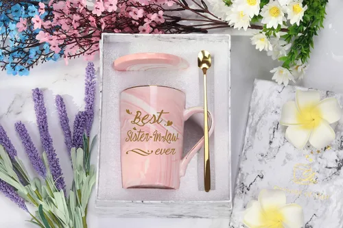 Vista 7 de Taza con texto en inglés "Best Sister in Law Ever", regalos de hermana o cuñado, 14 onzas, color rosa con caja de regalo, cuchara, posavasos