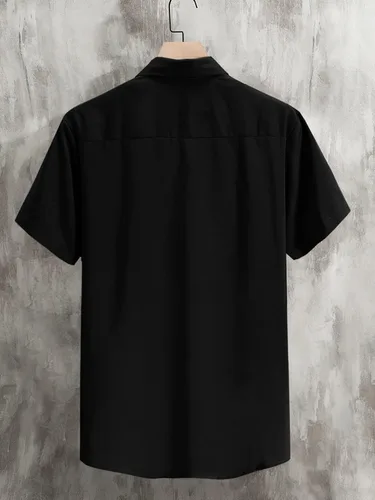 Vista 2 de OYOANGLE Camisa de manga corta con botones y letras japonesas con estampado gráfico para hombre