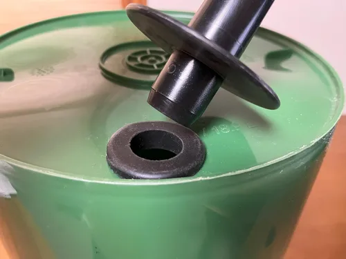 Vista 3 de Regador de raíces sistema de riego STD 6 unidades 5 galones Depósito duradero de 5 galones, relleno sin manos, riega 6 árboles en 6 minutos