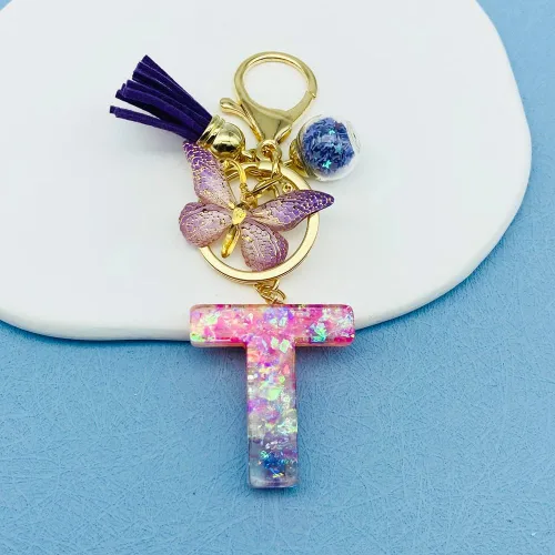 Vista 6 de Llaveros con letras iniciales para mujeres y niñas, mochila con resinas, letras del alfabeto, llaveros de coche, bola de mariposa, borla con dije