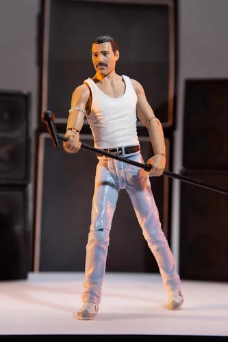 Vista 2 de McFarlane Toys - Figura de acción de Music Maniacs Rock Freddie Mercury de 6 pulgadas