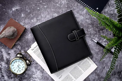 Vista 7 de It's Academic Mini Carpeta ejecutiva de cuero tipo portafolio, anilladora de 1 pulgada y capacidad para 250 hojas, bloc de notas, y documentos de 14
