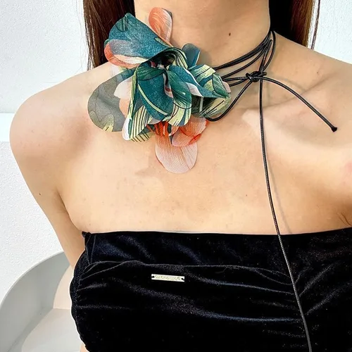 Vista 5 de Elegance Emulation - Collar de flores de rosas para mujer, gargantilla floral grande bohemia hecha a mano con pétalos de encaje