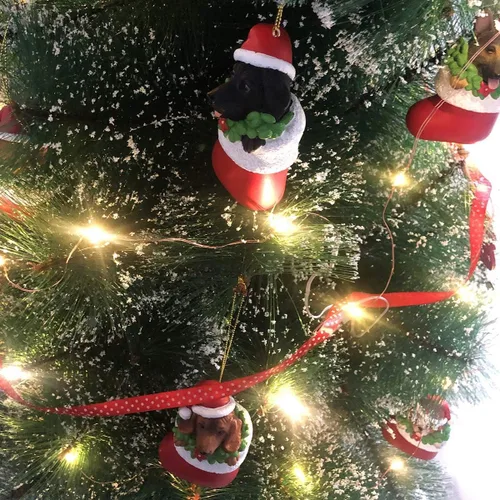 Vista 3 de Perro de pastor alemán en medias rojas de resina para árbol de Navidad, adorno para cachorros, manualidades, celebración, adornos de Navidad, 3.46