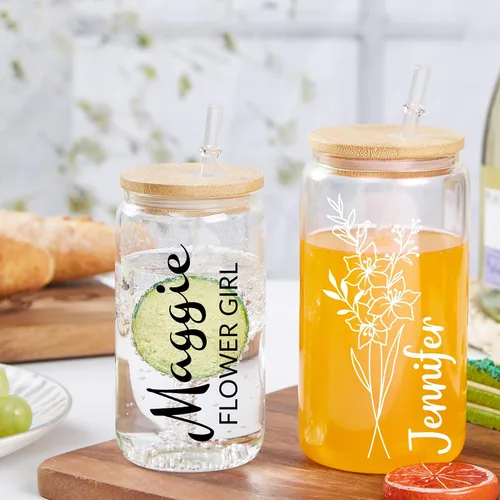 Vista 2 de Mostop Tazas de café helado personalizadas con tapas y pajitas, vidrio colorido, nombre personalizado y vaso de flor de nacimiento para ella, amiga