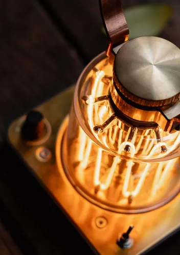 Vista 2 de Barebones Linterna de torre de bloque: linterna LED recargable con brillo ajustable, modo de parpadeo de vela, acabado de latón y cobre, luz