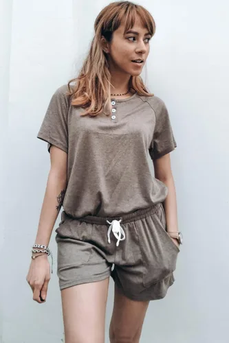 Vista 2 de WIHOLL Conjunto de dos piezas para mujer, conjunto de ropa de descanso con botones y pantalones cortos con bolsillos