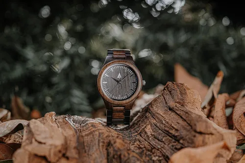Vista 7 de Reloj Treehut para hombre de madera de ébano y nogal con correa de madera y movimiento de cuarzo analógico