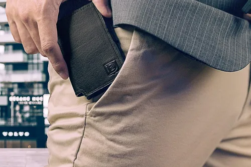 Vista 2 de Cartera de cuero para hombre con bloqueo RFID, tarjetero de crédito emergente, color marrón británico, bronceado (British Tan), Lujo moderno
