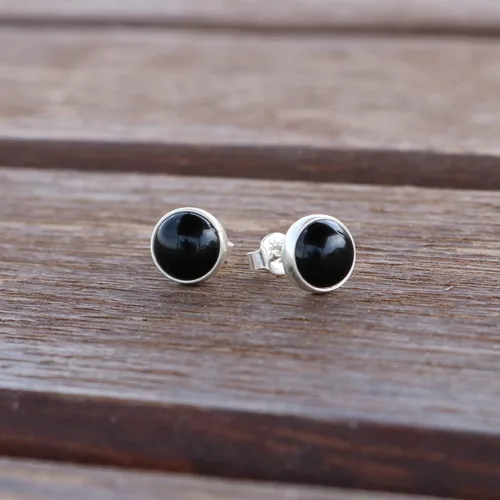 Vista 5 de Aretes de plata de ley 925 maciza hechos a mano con piedras preciosas redondas para mujeres y hombres, disponibles en piedras azules, negras